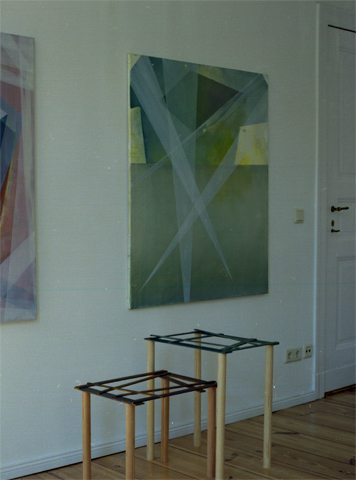 Kirsten Kötter: o.T. (Laserstrahlen, Palimpsest, Übermalung Panzer), 2007 / 2010,<br> 120 × 100 cm und 'Tische nach Popowa', 2011, diverse Größen, Holz