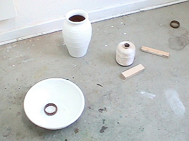 Everyday objects (vase, jewellery etc.), installation: 'Le voyage à Tunis n'a jamais eu lieu', 2011 (Kirsten Kötter)