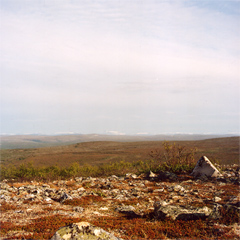 Kirsten Kötter, Painting Site-specific: 69° N / 27° O (Serie: NordNordOst), Berg bei Kevo, Finnland, 27.06.2003, ca. 8.00 - 9.00, Aquarell, 30 × 40 cm, Foto, Video, Text (12/36)