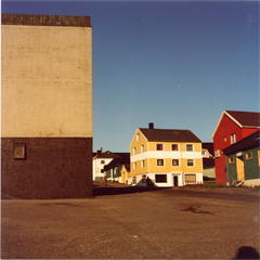 Häuser - Kirsten Kötter, Painting Site-specific: 70° N / 31° O (Serie: NordNordOst), Vardø, Norwegen, 29.06.2003, 22.00 - 24.00, Foto, 25 × 25 cm, Aquarell, Foto, Text (16/36)