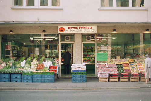 Frankfurt a. M., Grüneburgweg 23a, 1996, Novak-Feinkost, Foto: Kirsten Kötter