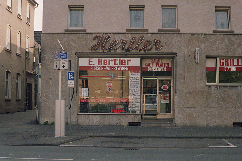 Frankfurt a. M., Leunastraße 40 / Raugasse, 1997, E. Hertler Fleisch und Wurstwaren, Foto: Kirsten Kötter