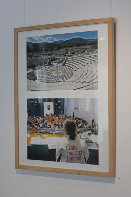 Kirsten Kötter: Artistic research Landtag. Messene, the Odeon, in the background the Agora
  with the Asklepieion can be seen, approx. 215 b. C., photo: Herbert Ortner, Vienna, Austria (CC BY-SA 3.0).
  Artistic Research Landtag, Kirsten Kötter at the protocolls of the plenary session with watercolour in the Landtag
  Rheinland-Pfalz on 21.02.2019, photo: Peter Zschunke