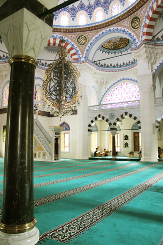 Kirsten Kötter: Site-specific painting, Sehitlik Mosque Berlin, 52.4814°N, 13.4097°E, from Mai 2014, view towards prayer niche (photography: Kirsten Kötter)