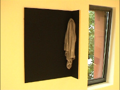 Paul Lee, Towel panel corner, 2010, in der Ausstellung Flaca / Tom Humphreys im Portikus (Foto: kk)