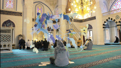 Site-specific research Şehitlik Mosque, Berlin, 2015-11-07_maenner-videostill_dm, video, 8:49 min., 393 MB, 2018, digital montage, video still (Kirsten Kötter)