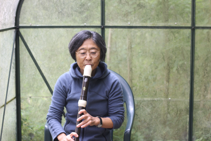 Rain and wind, Eiko Yamada plays the flute in the glass house (Kirsten Kötter)